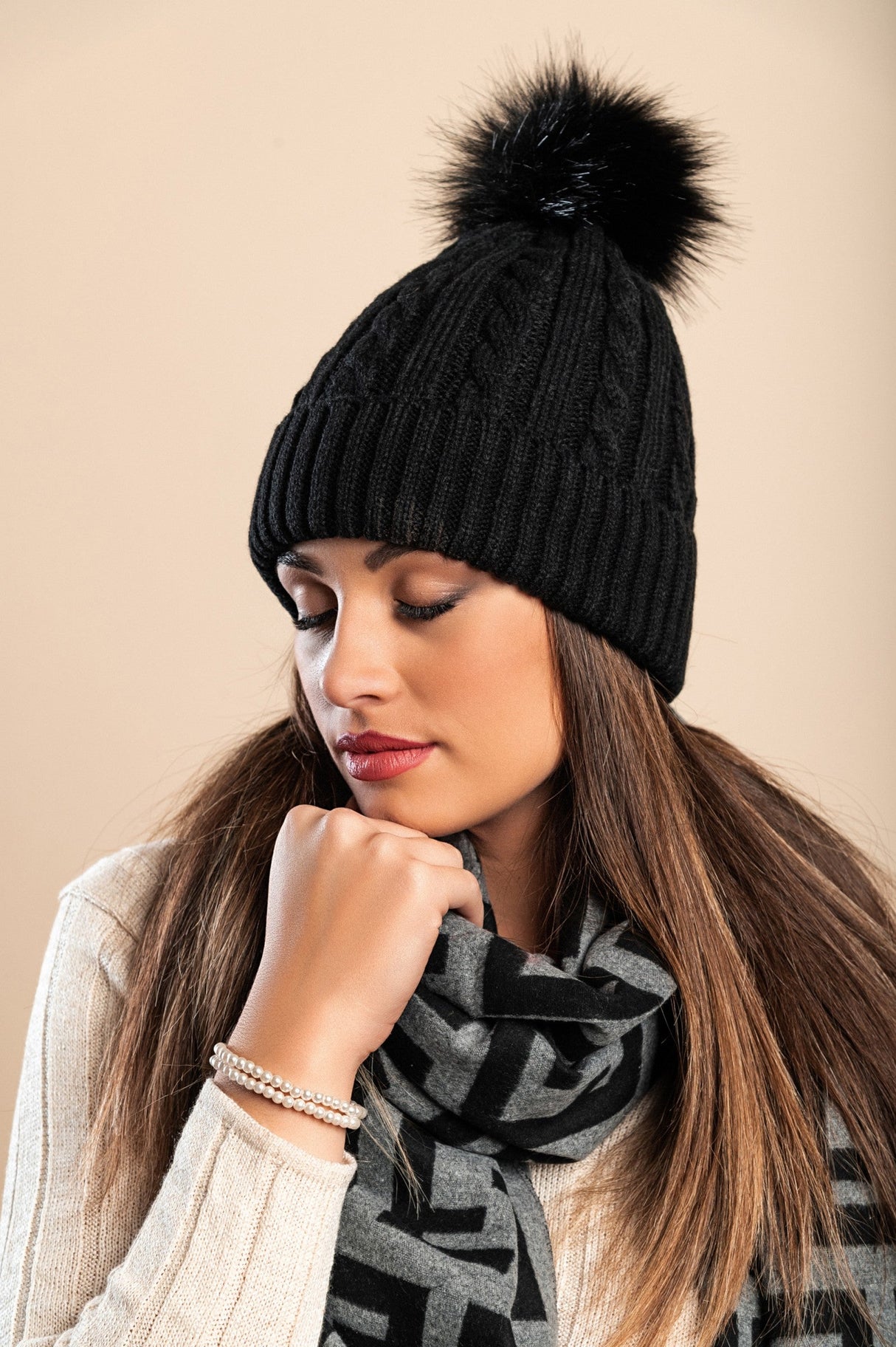 Knitted hat with pompom, black