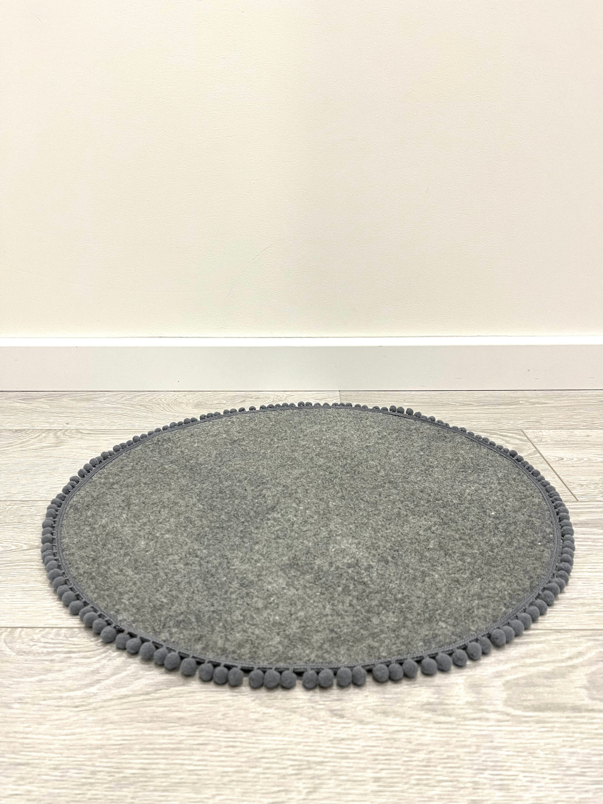 Tapis rond pour animaux de compagnie Saveplace® - Différentes couleurs PETITS pompons, 2 tailles