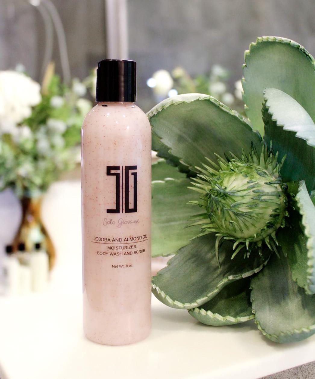 Gel douche et gommage hydratant à l'huile de jojoba et d'amande